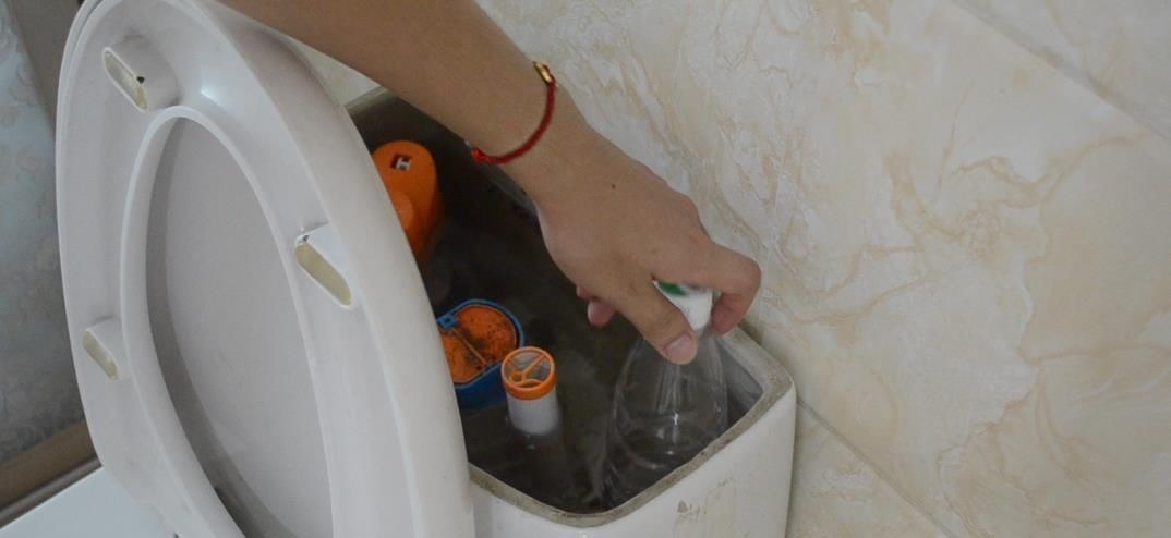 把这2样东西放进马桶里, 马桶不刷也不会脏臭, 看完赶紧去试试