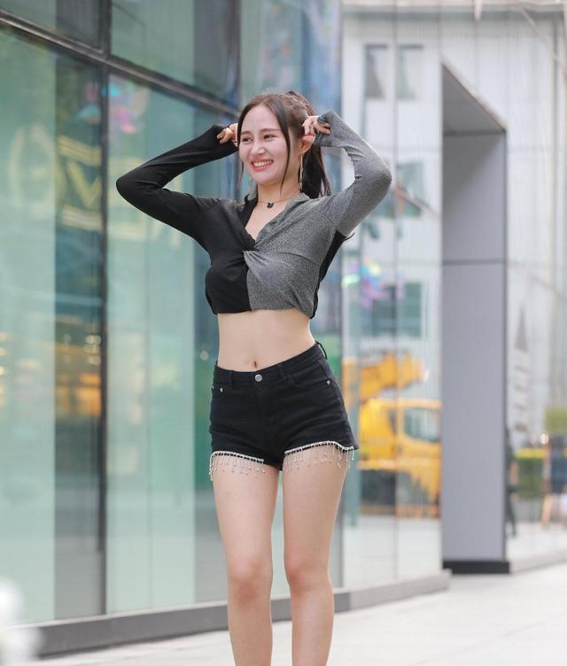 时尚|白衬衣配黑裙子,鱼尾裙设计独特,极具特色