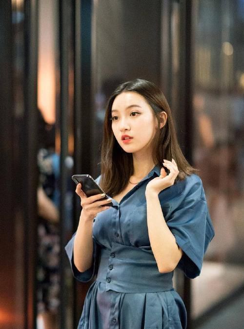 美女的胆子比较大,裙子选睡衣款式,慵懒气息很吸引人