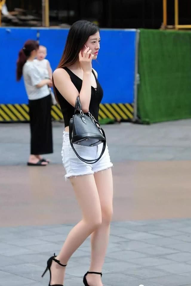街拍美女：小姐姐的黑白风尚，简单又时尚学会了就能美上一个夏天