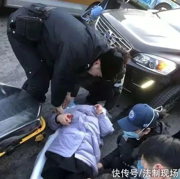 民警|女子被车撞倒急需救治路过民警紧急出手