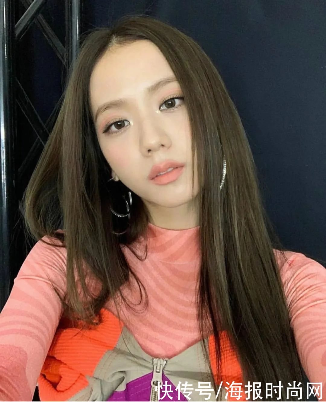 今天美容编辑教大家：如何用穿搭的思路学化妆（已疯）