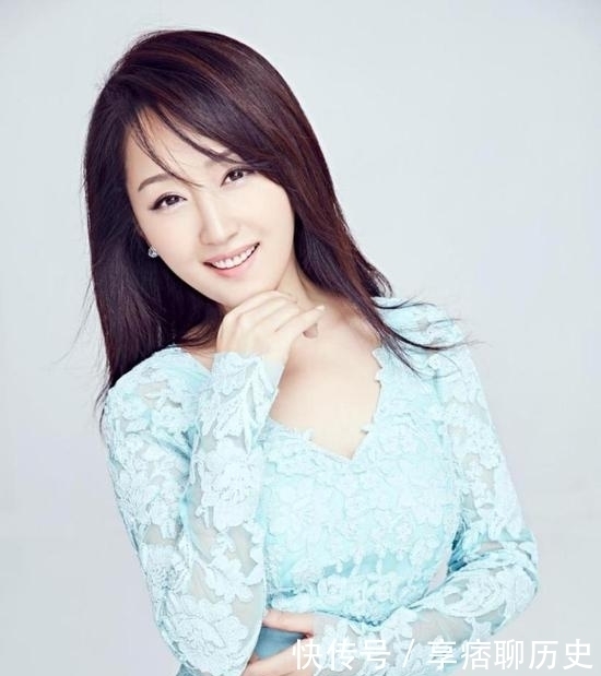 杨钰莹|杨钰莹是甜歌天后,书法也有传统根基,专家才夸她笔好字美