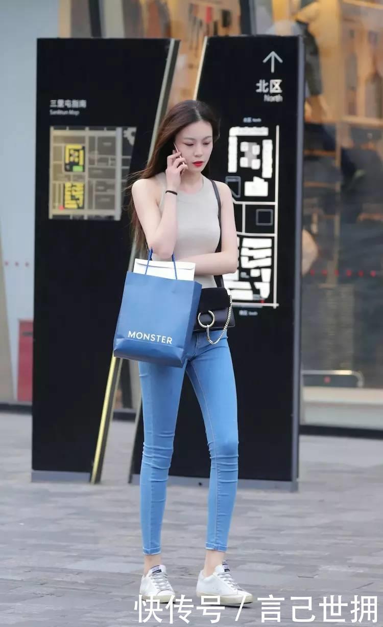 时尚|街拍肉色紧身小背心,搭配蓝色紧身牛仔裤子,回头率好啊