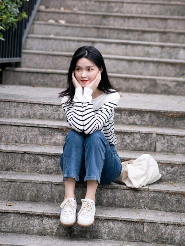 牛仔裤|想要搭配出氛围感其实很简单,条纹衫配牛仔裤简约利落,高级时髦