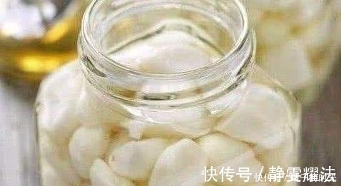 大蒜|白酒泡大蒜，功效作用大，常吃对身体好，建议收藏