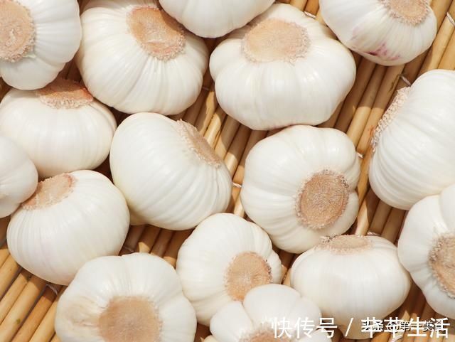 脆爽|腌糖蒜，放糖不是最重要的，放入这2味料才能酸甜脆爽，长久保存