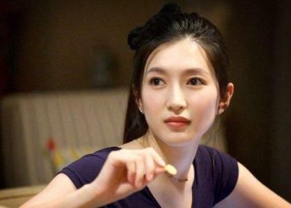 人气始终不火的江疏影，却能饰演众多热剧的女一，背后没那么简单
