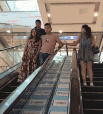 |搞笑GIF:专业电灯泡20年,这车妹子还能淡定的坐下去