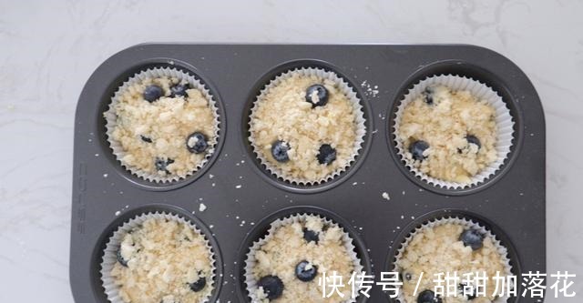 蓝莓|孩子放假就吃它，酥顶蓝莓糕，简单不费力，营养丰富，美味可口！
