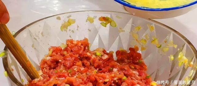  做肉馅饺子，先放盐还是先打水大厨教你小秘诀，饺子更香更入味