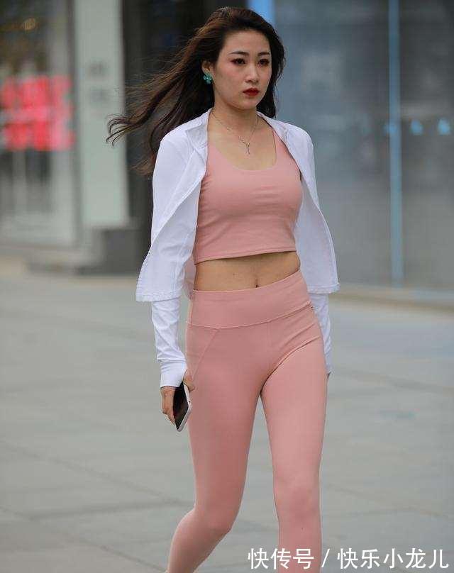 穿搭 精致的印花瑜伽裤穿搭,少不了休闲裤装的修饰,增高显瘦