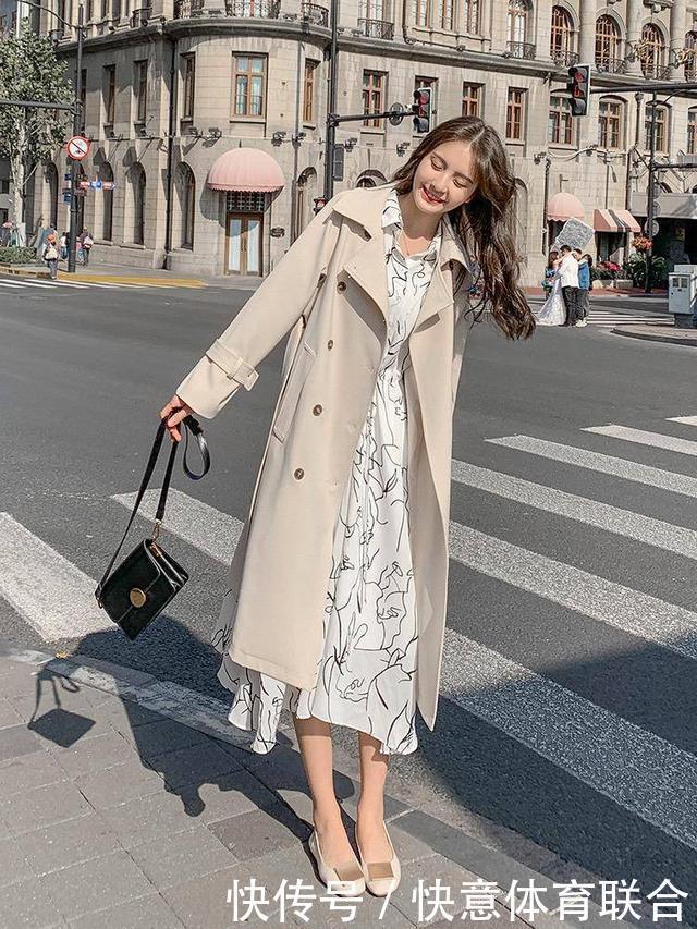 温柔米色风衣是秋天“专属色”,OVERSIZE版型,上身大气又时髦