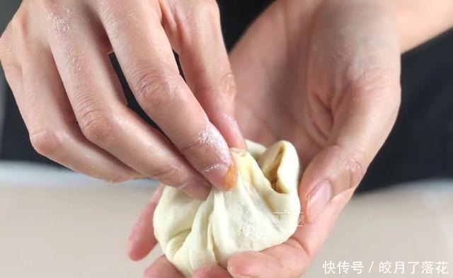 这个烧饼我都不敢经常做,不用发面、不用醒面,锅里烙一烙,连吃三个不过瘾!