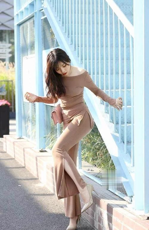 t恤 一字肩T恤搭修身微喇裤，焕发出精致的美感