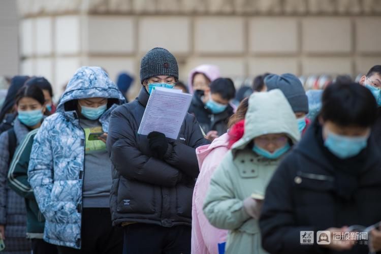 排队|还有10天考研：济南学子图书馆排队“抢座”复习 保安：早上6：30就有来的