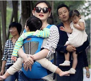 图解|家长这样抱孩子,当心娃以后驼背、高低肩,图解4种正确抱娃姿势