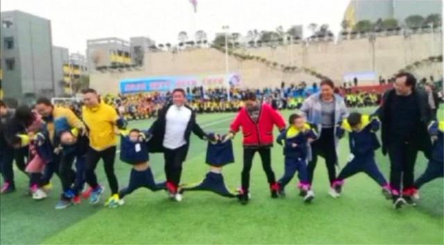 亲子运动会|学校举办亲子运动会,爸妈玩得比孩子还开心,网友:娃都拉变形了