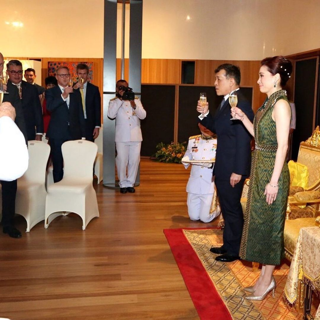 苏提达穿出新意,陪泰王接见外宾全程用外语交流,国宴上出尽风头