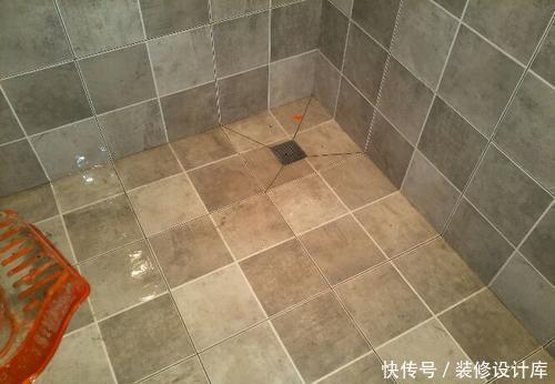 积水|卫生间地面不要做斜坡了,有钱人都设计这种代替,下水快又防滑