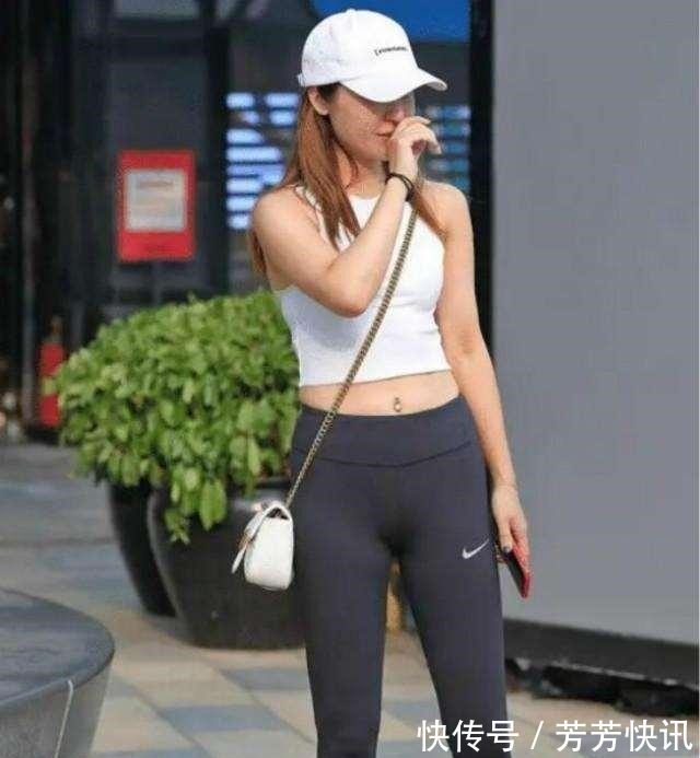 搭配 黑色打底裤搭配白色上衣,很有穿搭感的穿搭,非常有气质!