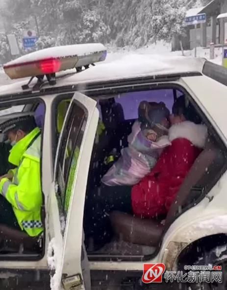 怀化|怀化公安交警风雪中帮助受伤儿童及时就医