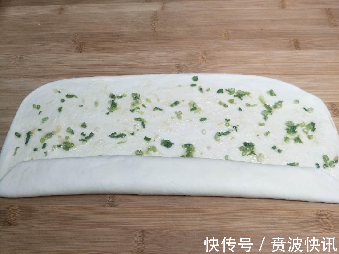 花卷不要再蒸着吃了,试试着样做,3分钟就出锅,宣软又酥脆!