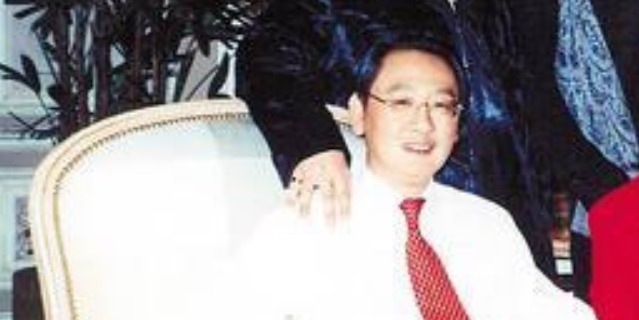 一品|农村穷小子,靠卖窗帘年赚5亿,却英年早逝,留下800套房产