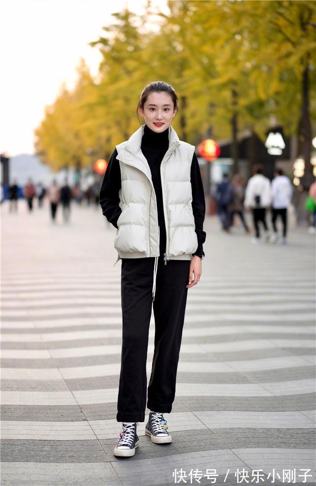 穿搭 毛衣下面不一定搭裙子,今年流行毛衣搭配奶奶裤,温暖又显气质