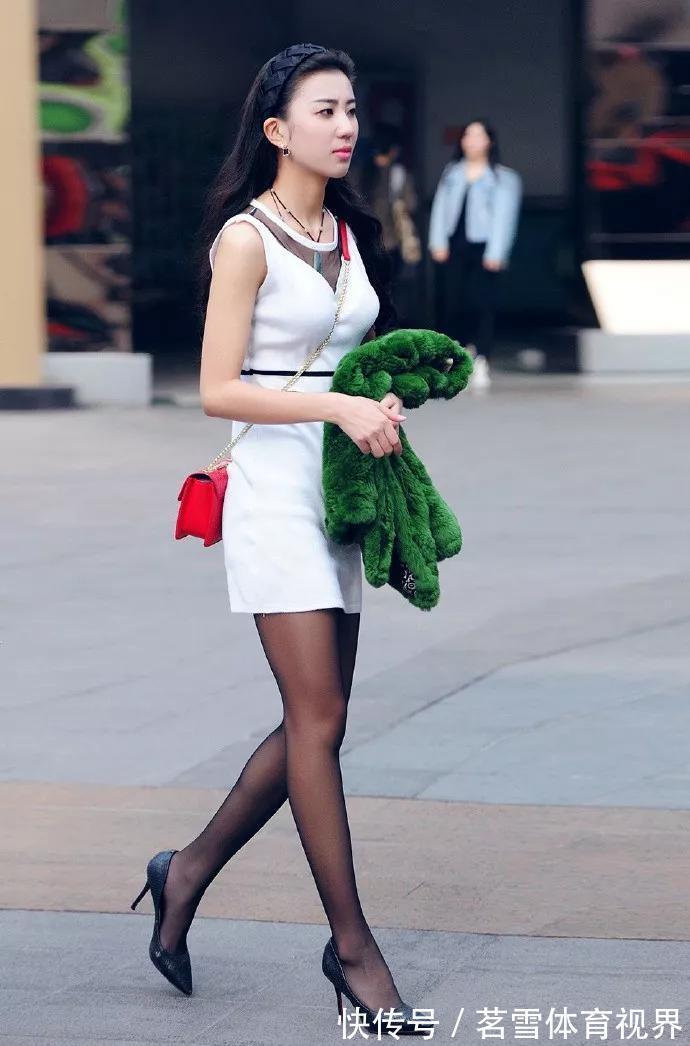 针织连衣裙|美女穿搭:小姐姐穿着针织连衣裙,淡淡的蓝色,看上去清新典雅