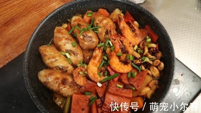 天热不想做饭，媳妇将蔬菜和肉一锅焖，端上桌全家人吃嗨了