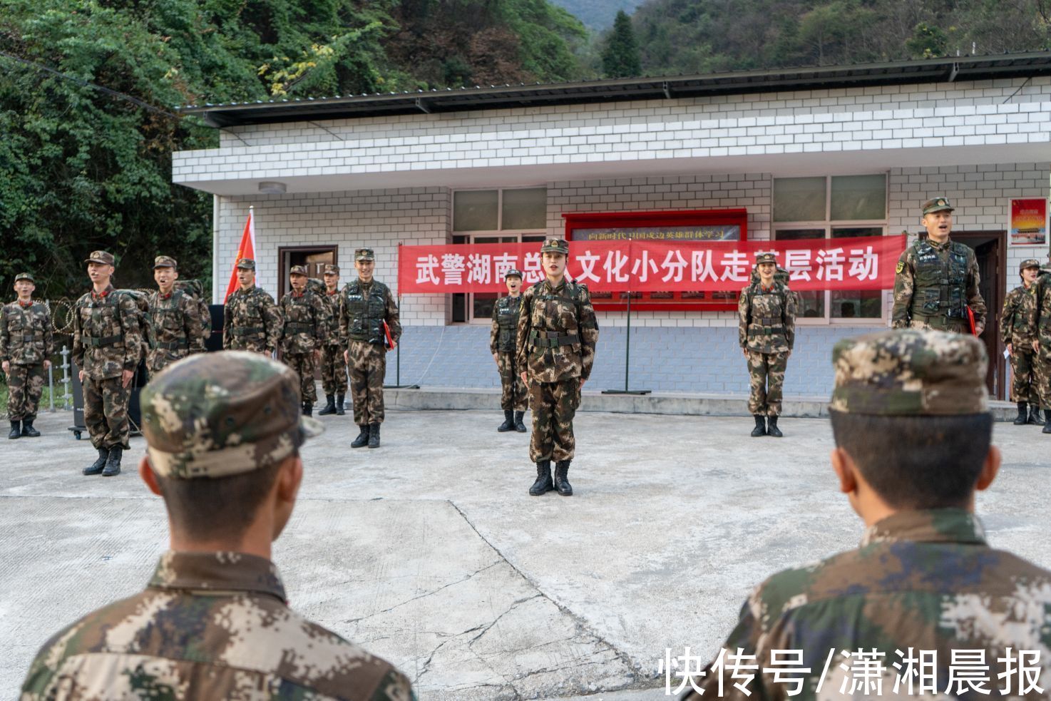 大山深处，23人的演出，观众只有2人
