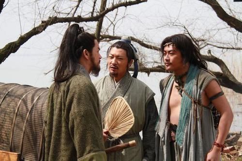 水浒传$水浒传中,都是梁山首领,为什么王伦比晁盖和宋江,更有眼光