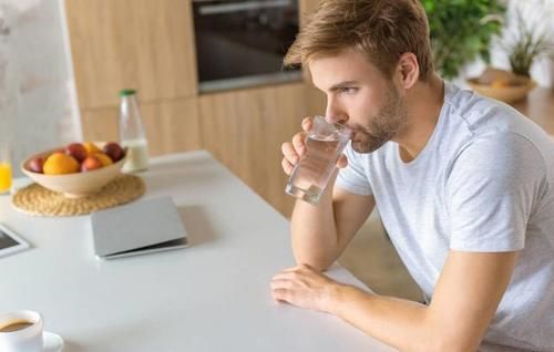 稳定|高血脂的人,在这3个时间段喝水,能稳定血脂水平,是哪3个?