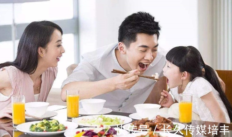 说法|“爹矮矮一个,娘矮矮一窝”,孩子身高受母亲影响,说法准确吗?