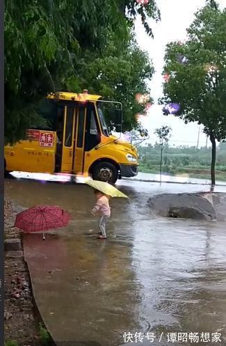 二宝|下雨天,妹妹在路边撑着伞接哥哥放学,接下来妹妹举动暖炸了