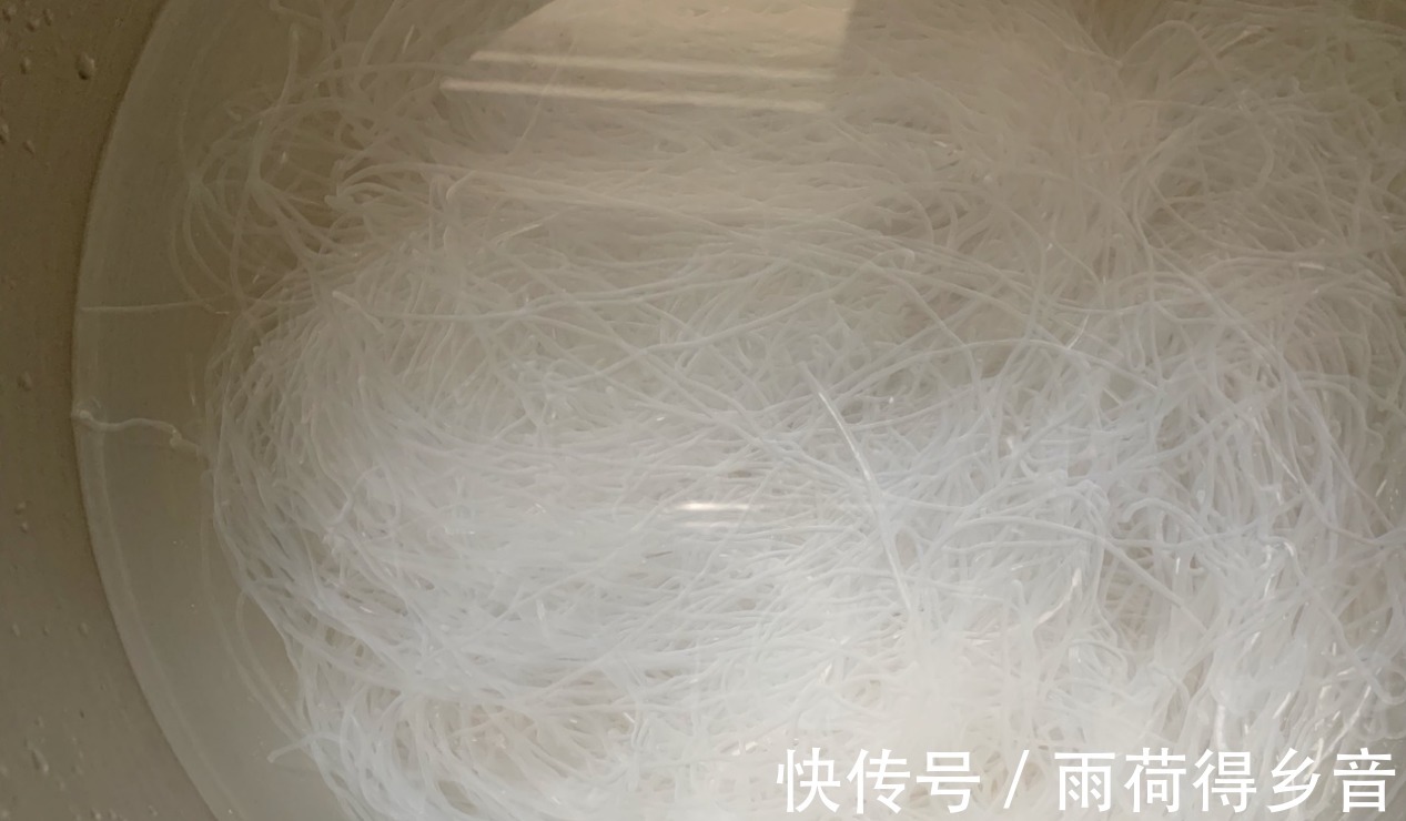 海鲜搭配粉丝一起烹饪，味道太赞了，大人孩子都说好吃！