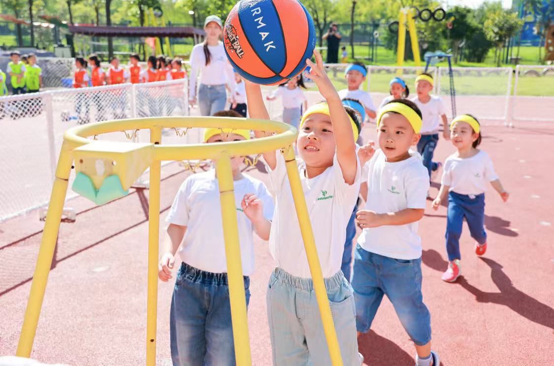 幼儿|雨天能去外面玩吗、可以去户外写生吗？这些上海的幼儿园里，每天户外两小时玩什么孩子说了算！