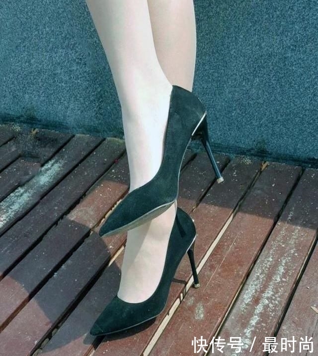 简约的细脚高跟鞋，衬托的女人显高又显瘦，气质绽放的性感又迷人