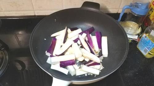 茄子|茄子配豆角，简单一锅出，咸香下饭，软嫩入味，三天就得做一次