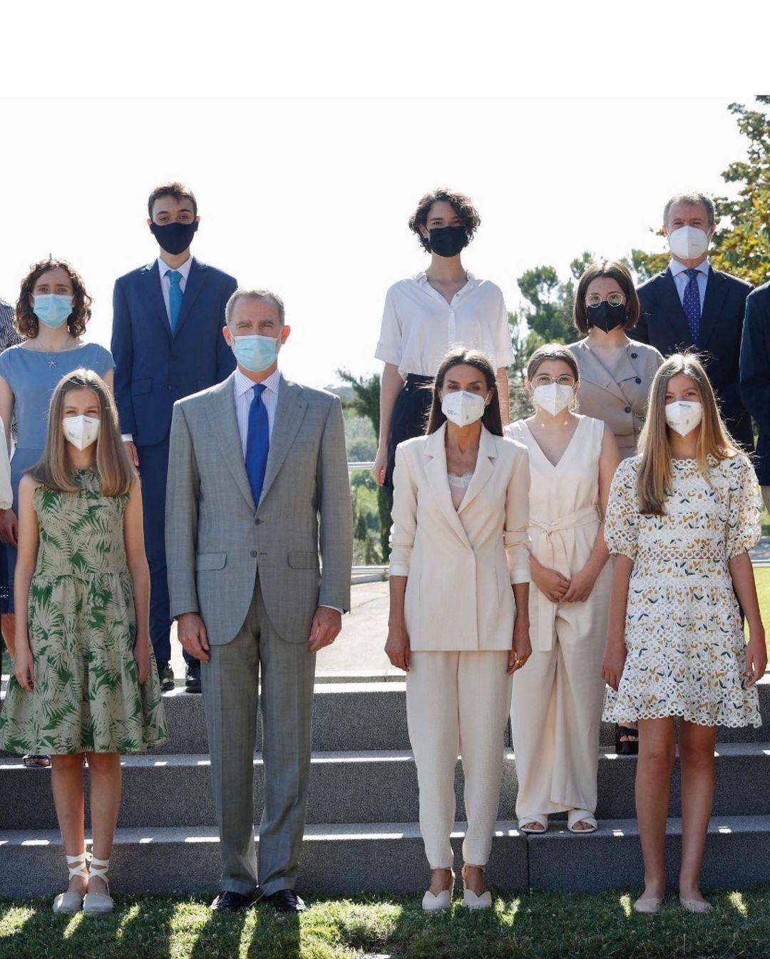 印花连衣裙|西班牙公主莱昂诺尔真会穿，无袖印花连衣裙清新减龄，娇俏甜美