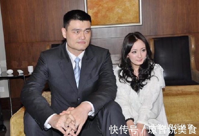 姚明合影|和姚明合影有讲究科比在姚明身边也“娇小”,杨幂的姿势很合理