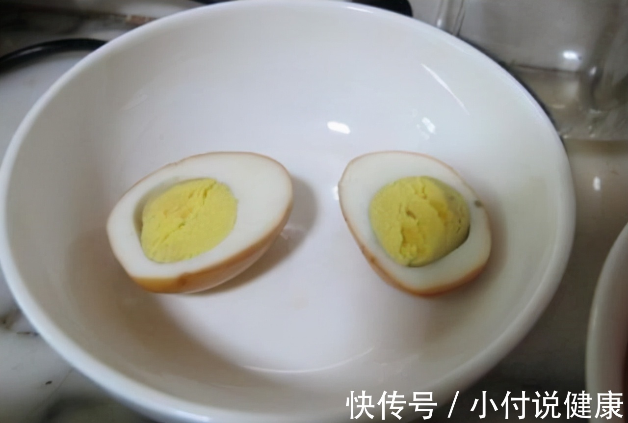 饱和脂肪酸|鸡蛋是高血脂的“发物”?建议:预防血脂升高,这3种食物需少吃