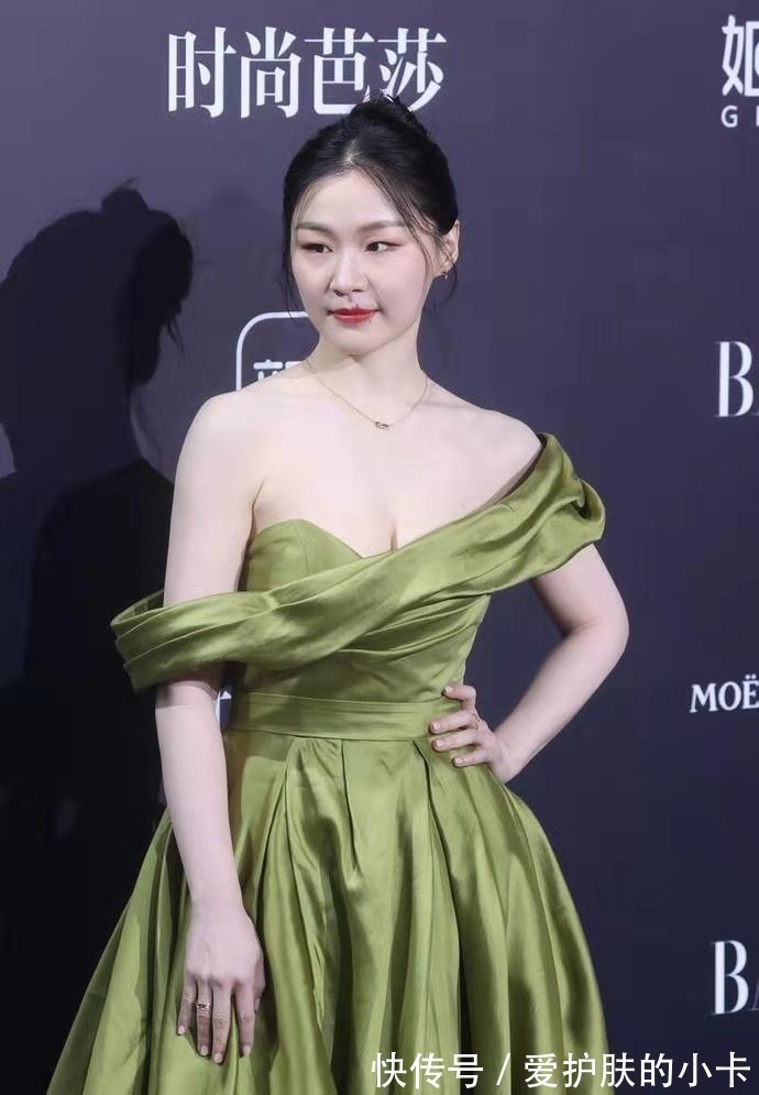 高挑|金靖真是深藏不露!穿一字肩绿色礼服,皮肤白得晃眼身材也吸睛