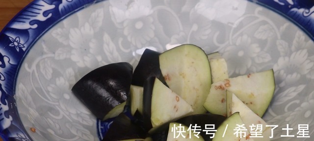 秋天多吃茄子,加1根油条,简单一做比吃肉还香,太下饭了!