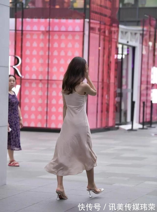 街拍|街拍美图 吊带连衣裙穿搭的小姐姐