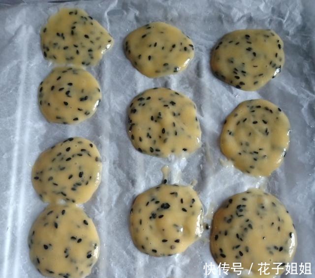 黑芝麻鸡蛋饼干,酥脆香甜,搅一搅烤一烤就OK,做法超简单
