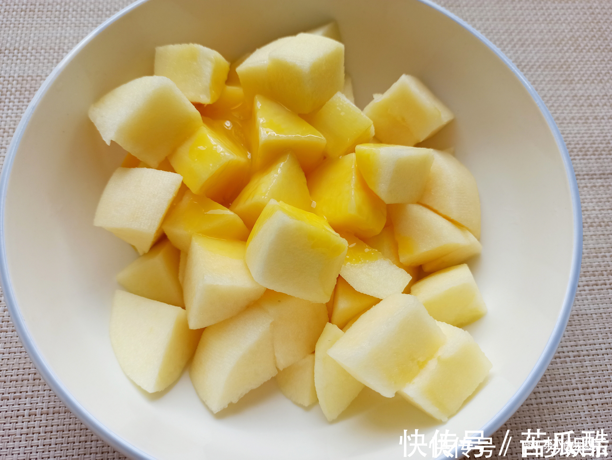 苹果最好吃的做法,加上鸡蛋搅一搅,酥脆香甜,孩子常吃增强记忆