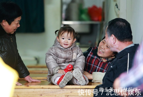 家庭|双独家庭,奶奶和姥姥抢着带娃让老人轮流带,对孩子有啥伤害