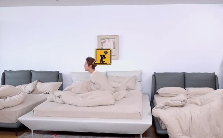 房间|邓超带摄像闯入鹿晗房间,床上一件私人物品引热议,网友:明白了